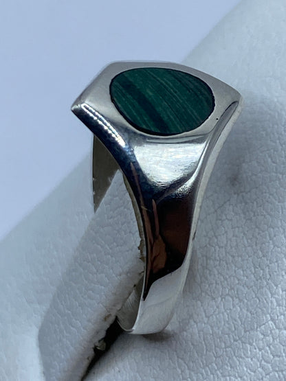 Detalle lateral del anillo minimalista con banda pulida de plata .925