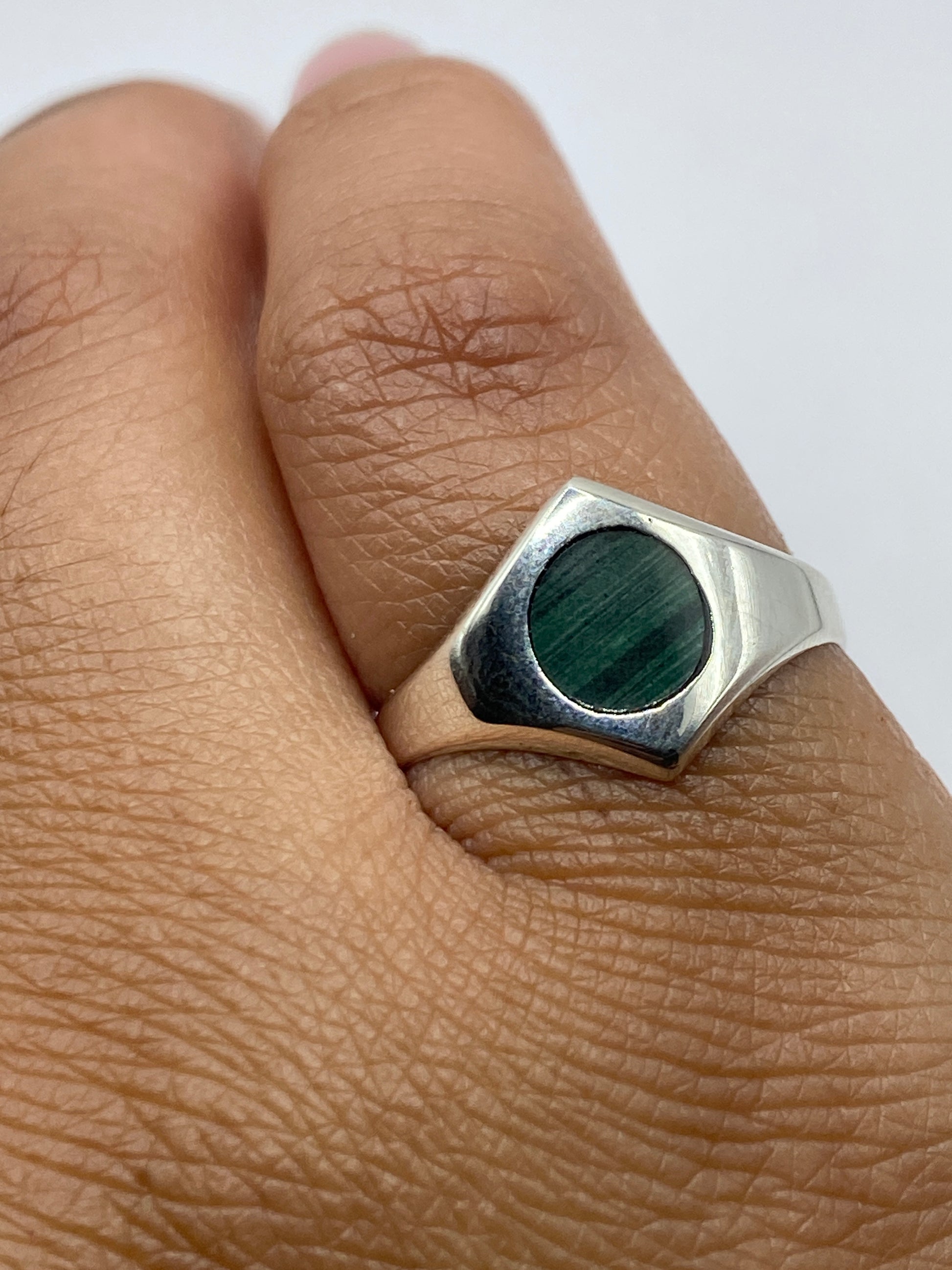 Sello .925 visible en la banda interior del anillo de malaquita