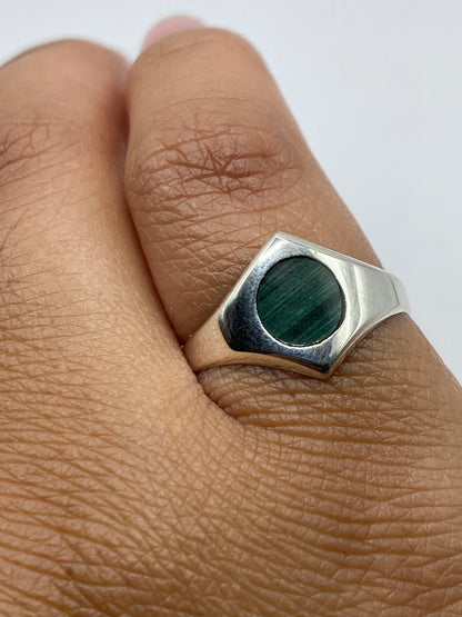Sello .925 visible en la banda interior del anillo de malaquita