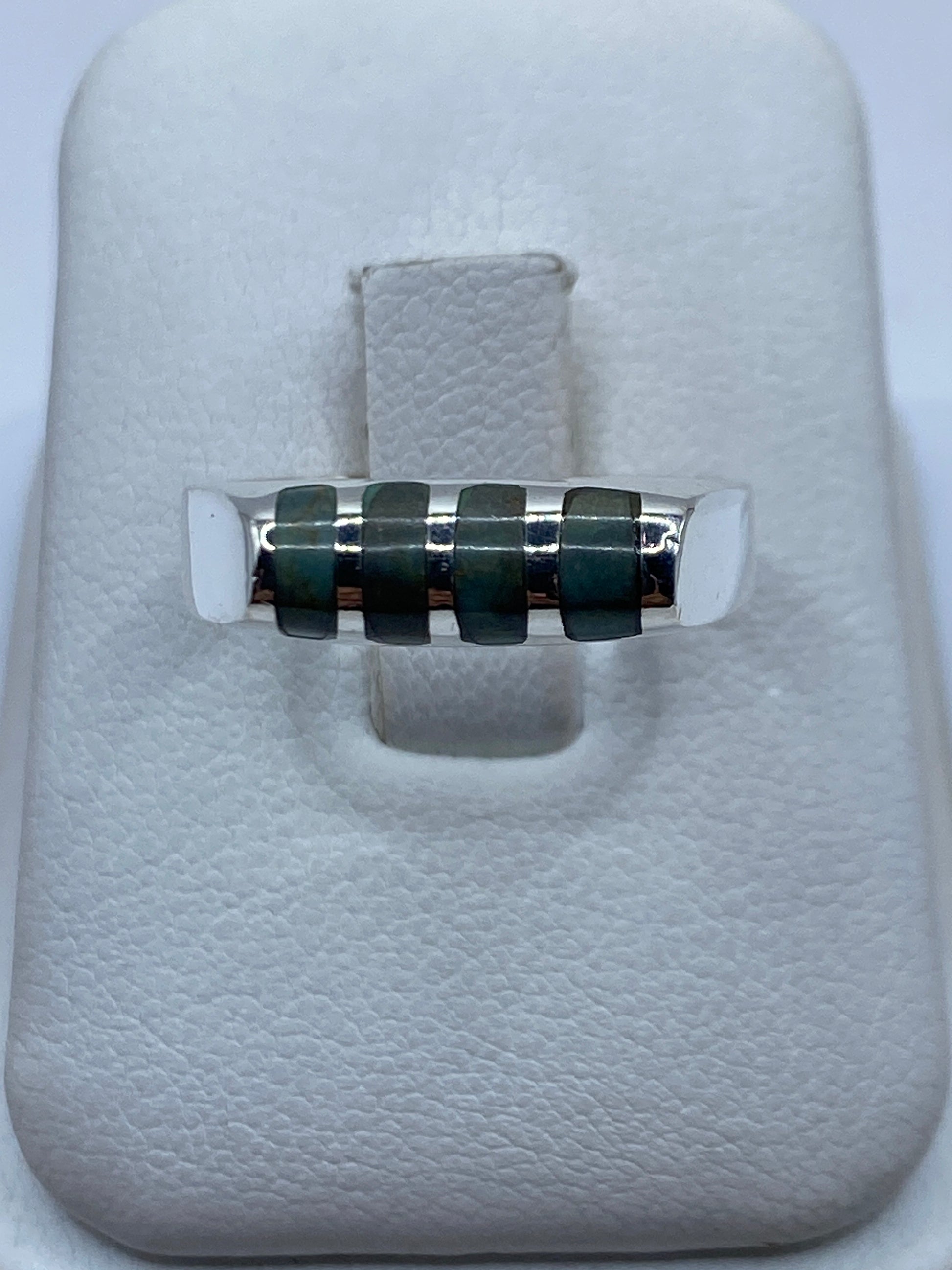 Anillo de plata geométrico con bandas de piedra oscura alternadas en talla 9