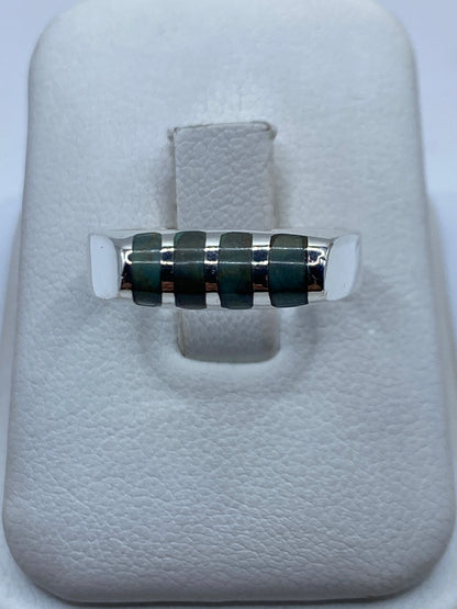 Anillo de plata geométrico con bandas de piedra oscura alternadas en talla 9
