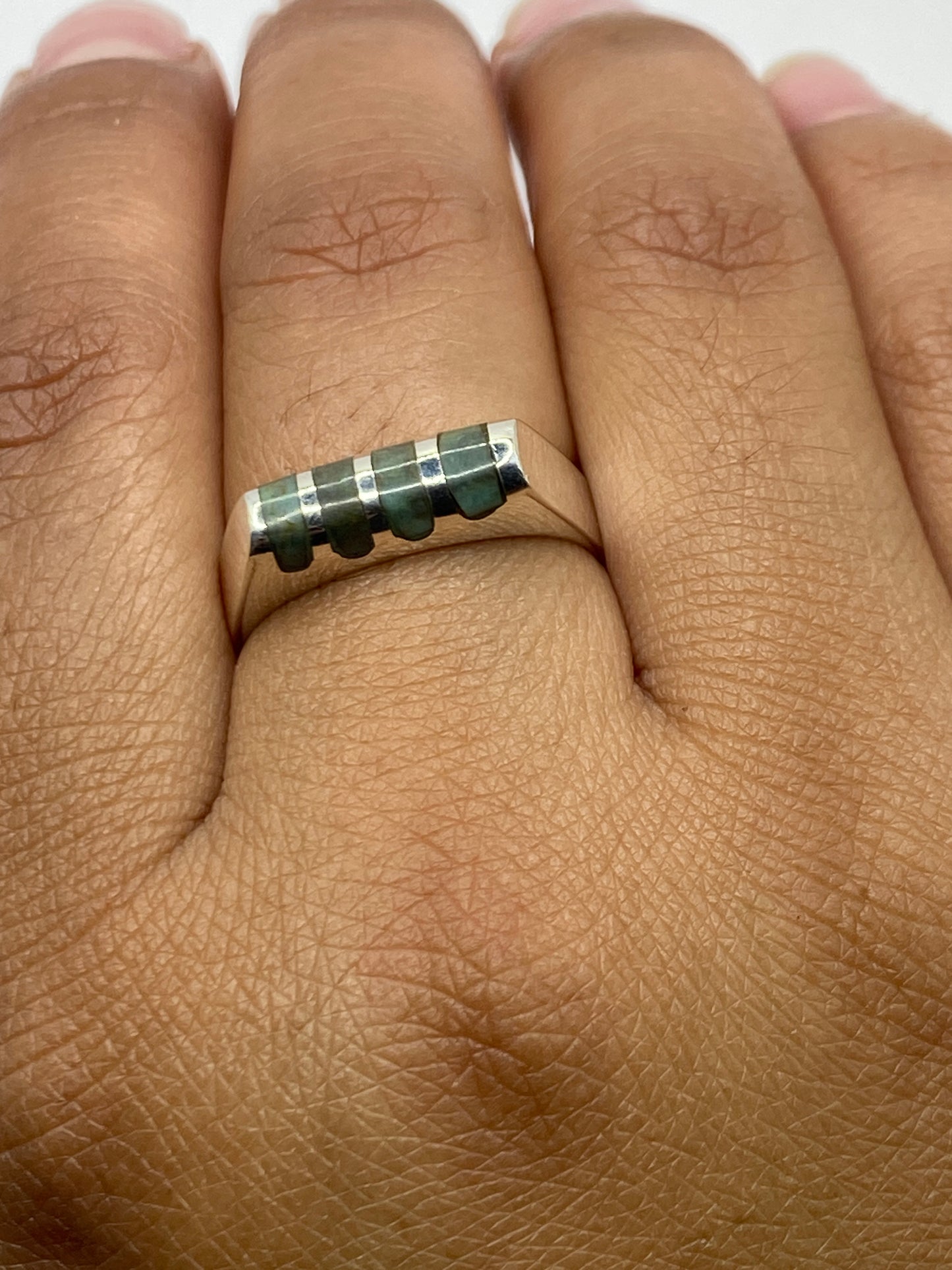 Anillo de plata en la mano mostrando peso sustancial y sello MEXICO 925