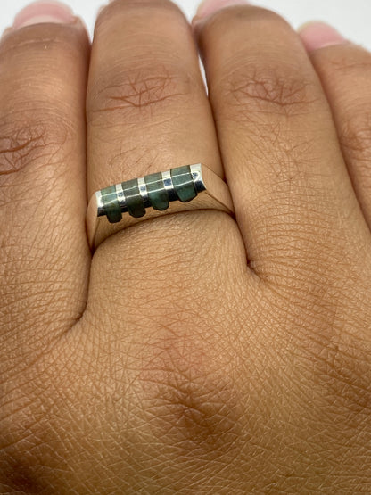 Anillo de plata en la mano mostrando peso sustancial y sello MEXICO 925