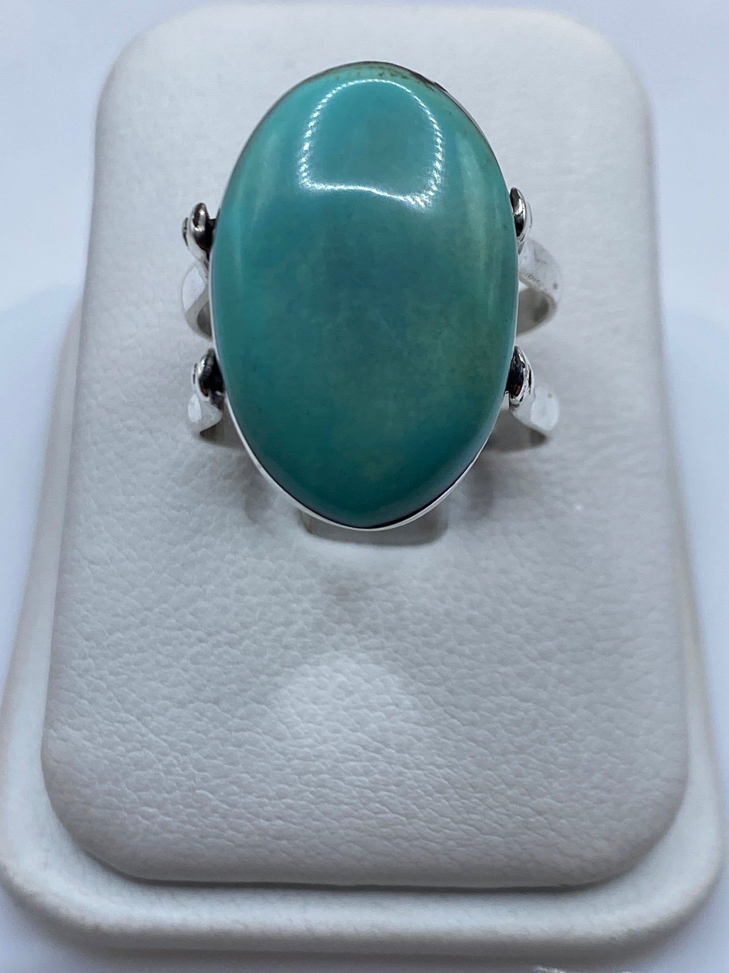 Anillo de turquesa azul cielo en solitario clásico de plata .925