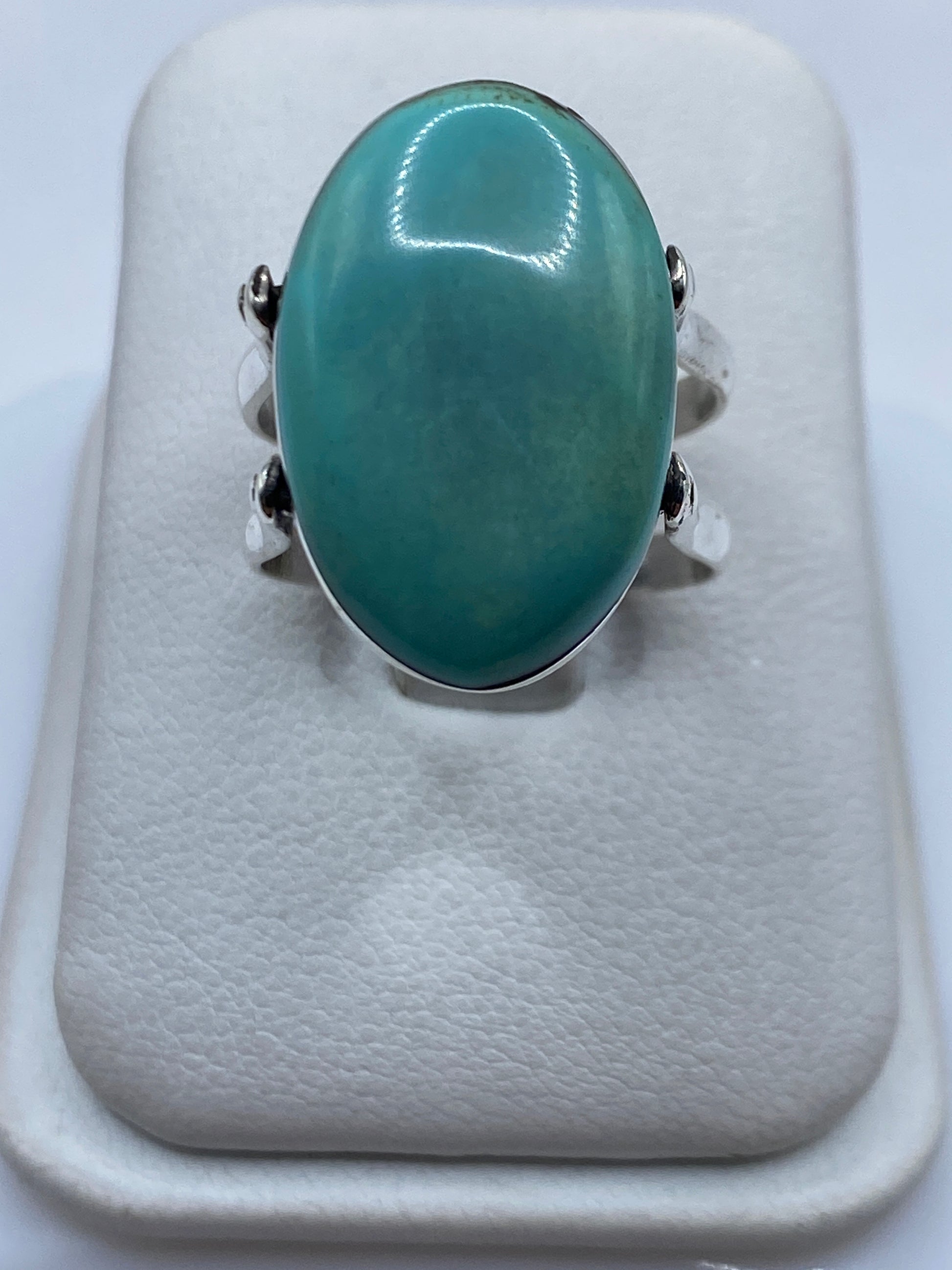 Anillo de turquesa azul cielo en solitario clásico de plata .925