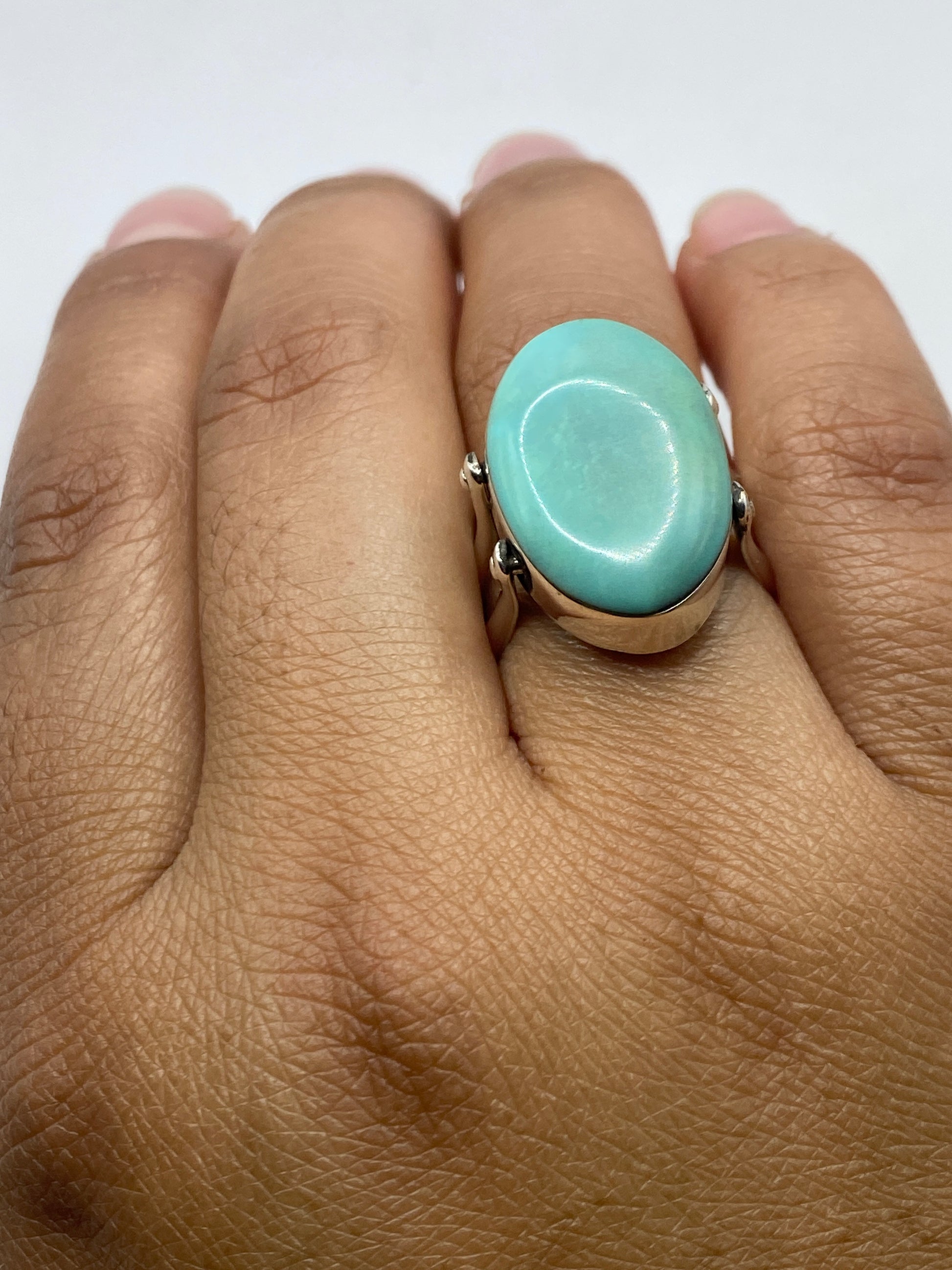 Anillo sobre fondo oscuro resaltando el color azul cielo de la turquesa