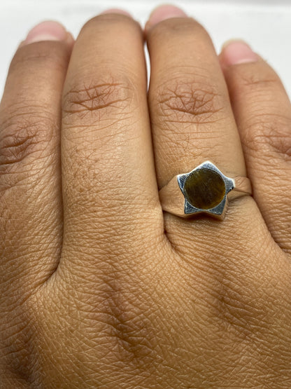 Anillo en la mano mostrando el sello de autenticidad .925 MEXICO en la banda interna