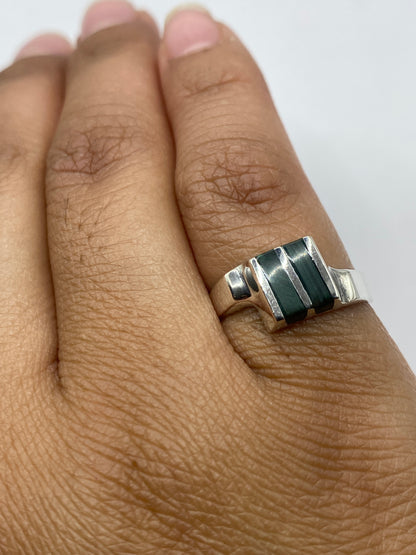 Anillo sobre fondo blanco mostrando el sello 925 MEXICO
