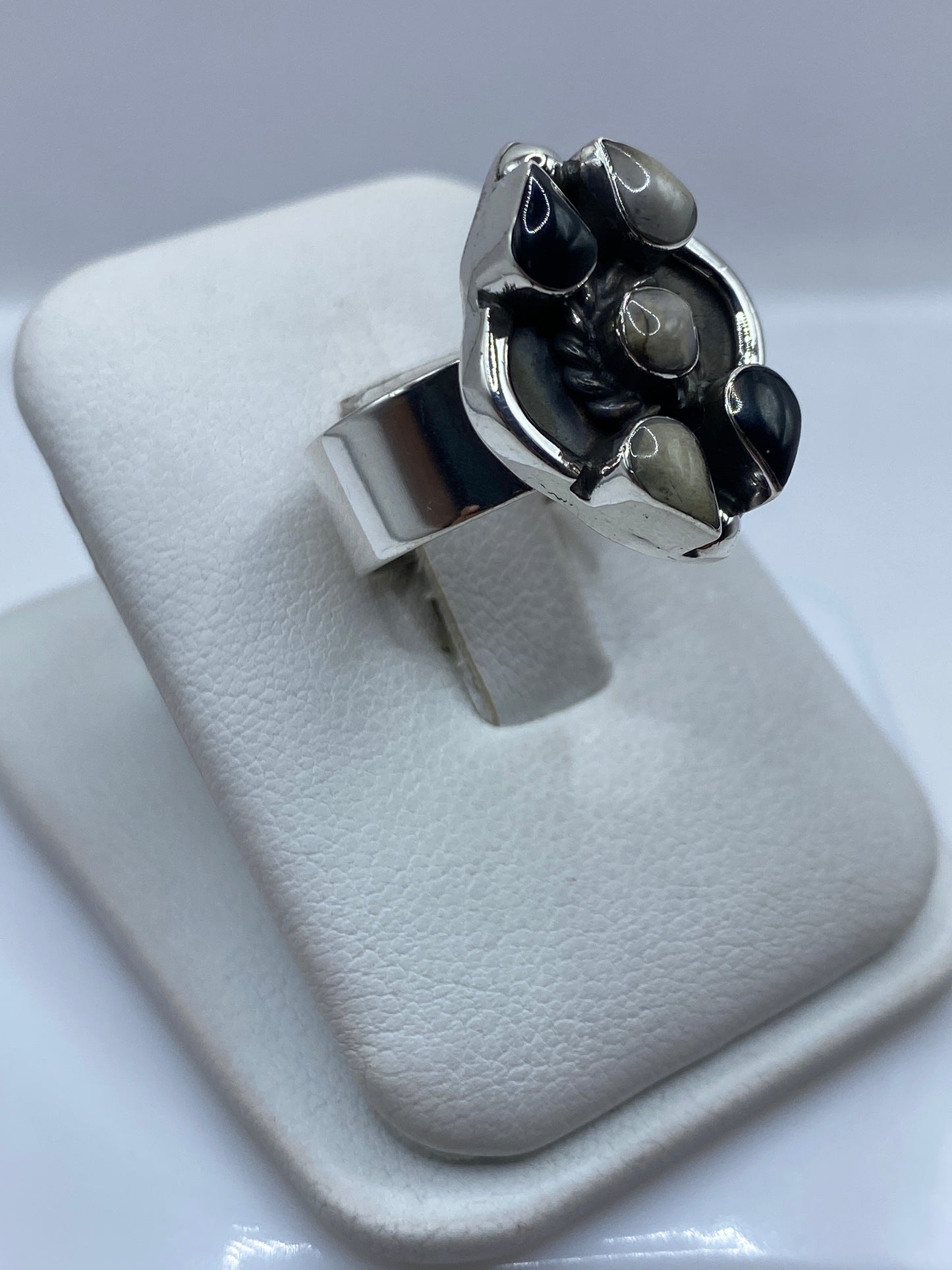Anillo ajustable de ónix y plata .925 en lateral, mostrando la altura del diseño