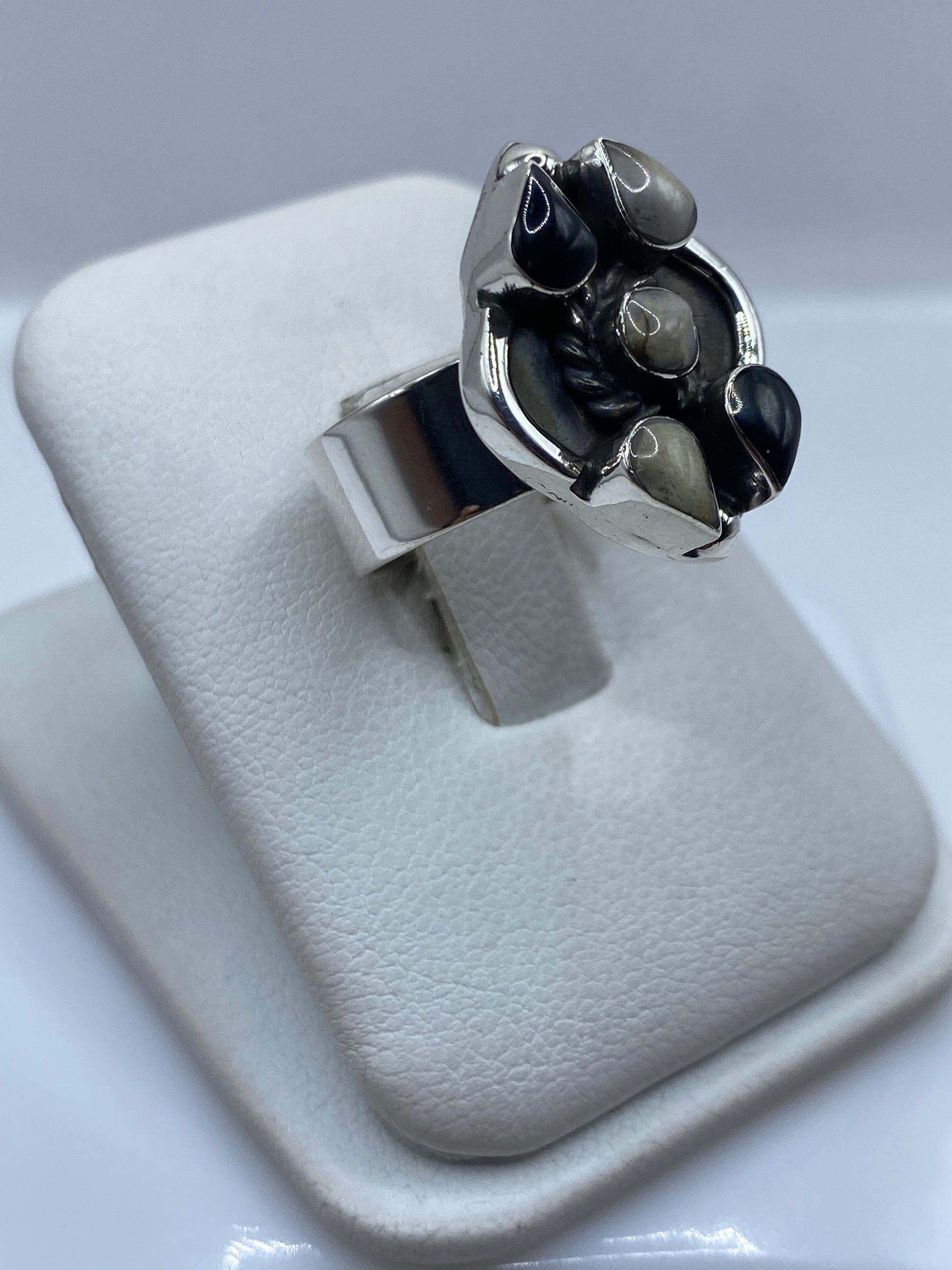 Anillo ajustable de ónix y plata .925 en lateral, mostrando la altura del diseño