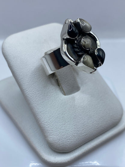 Anillo ajustable de ónix y plata .925 en lateral, mostrando la altura del diseño