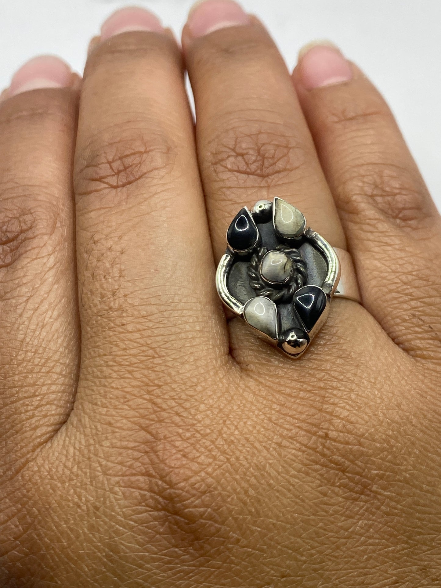 Anillo de ónix en dedo de mujer, mostrando presencia y talla perfecta