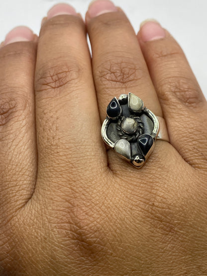 Anillo de ónix en dedo de mujer, mostrando presencia y talla perfecta