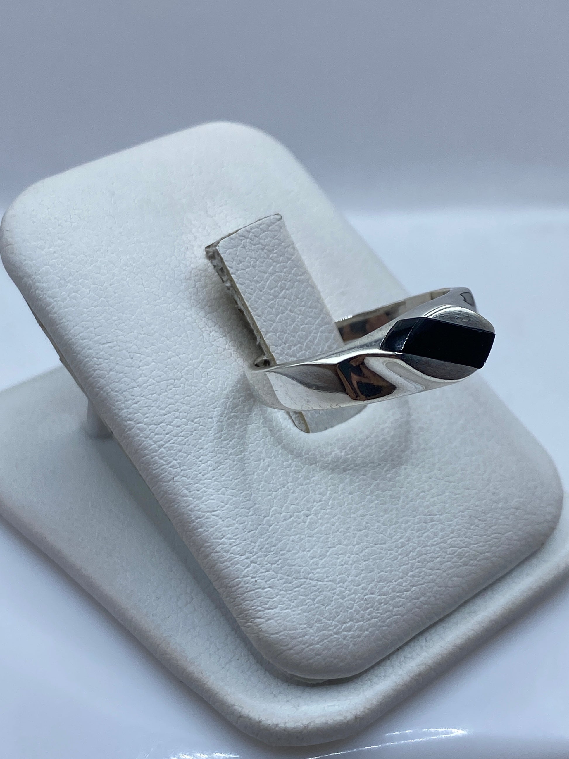 Anillo solitario ónix en mano masculina mostrando el diseño minimalista