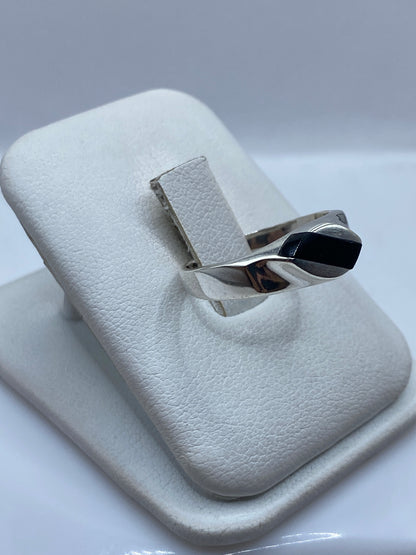 Anillo solitario ónix en mano masculina mostrando el diseño minimalista
