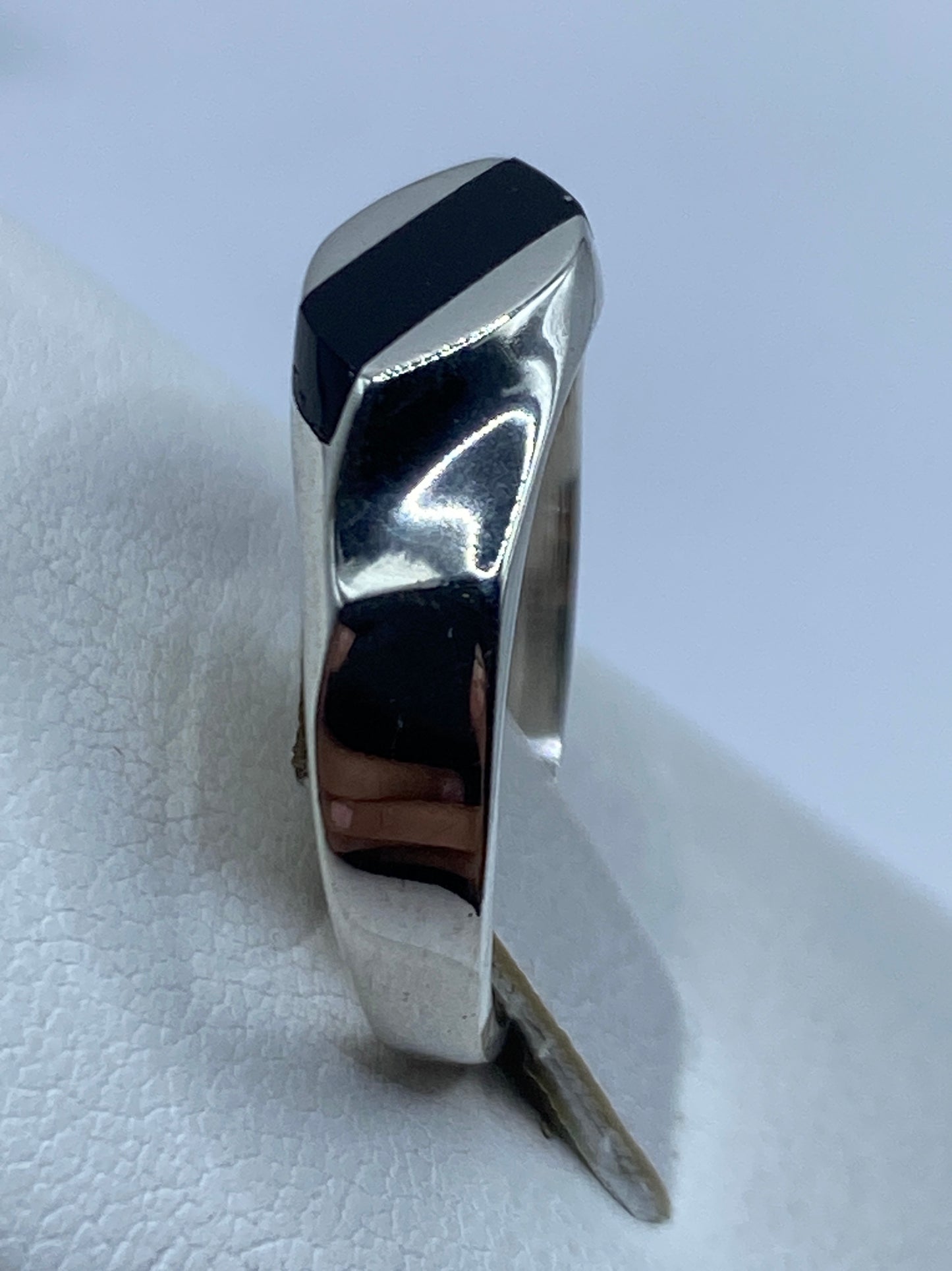 Detalle del engaste a mano del ónix negro en plata .925