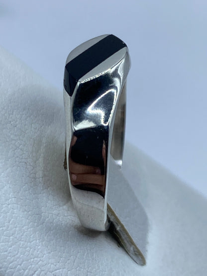 Detalle del engaste a mano del ónix negro en plata .925