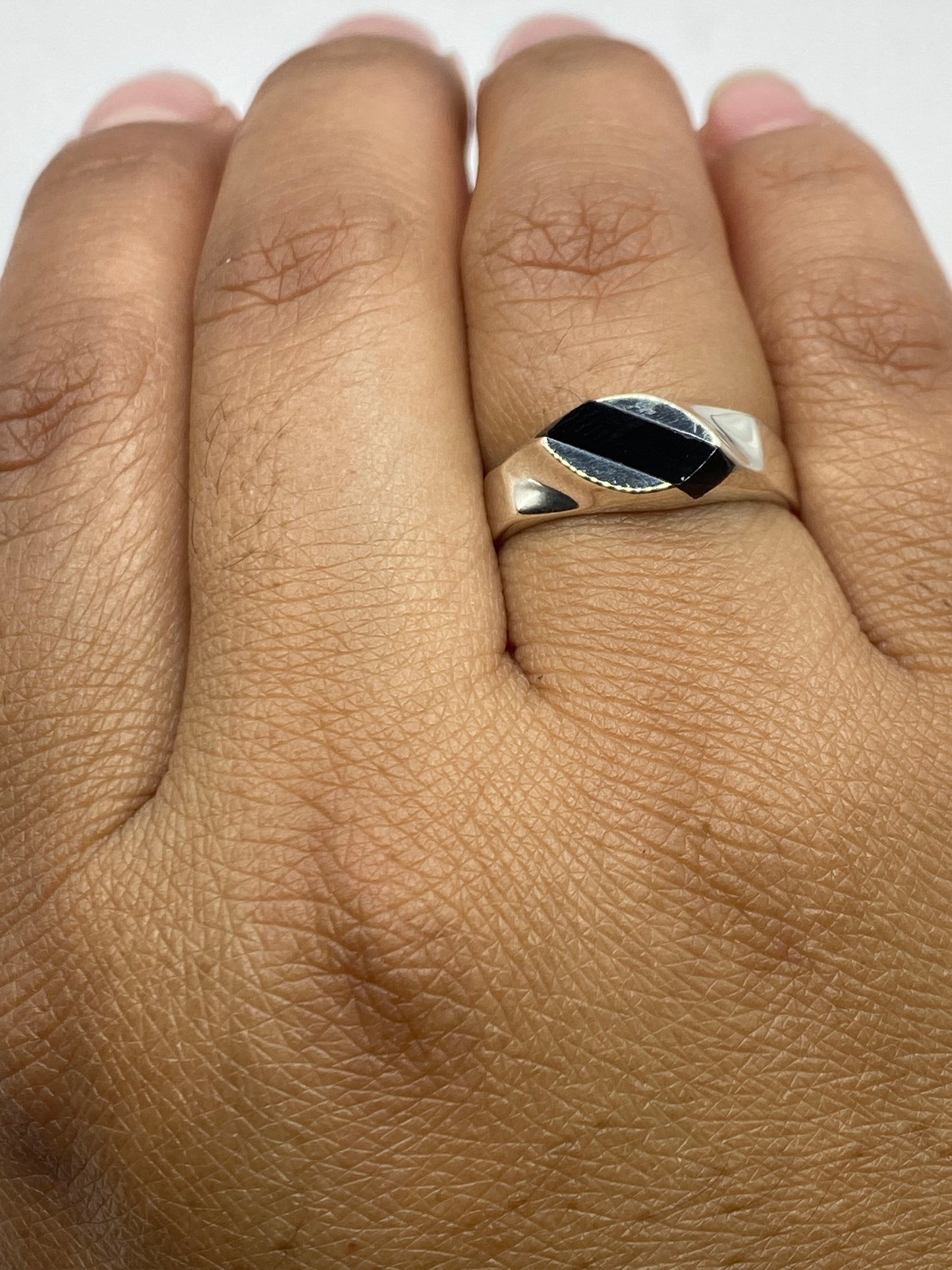 Anillo con sello 925 visible en la banda interior, ónix pulido