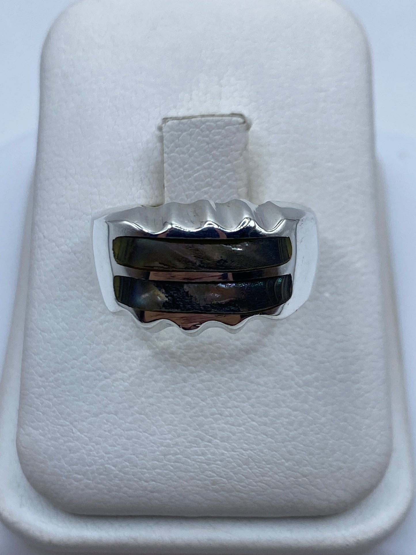 Anillo de plata onda minimalista con piedra incrustada en mano de hombre