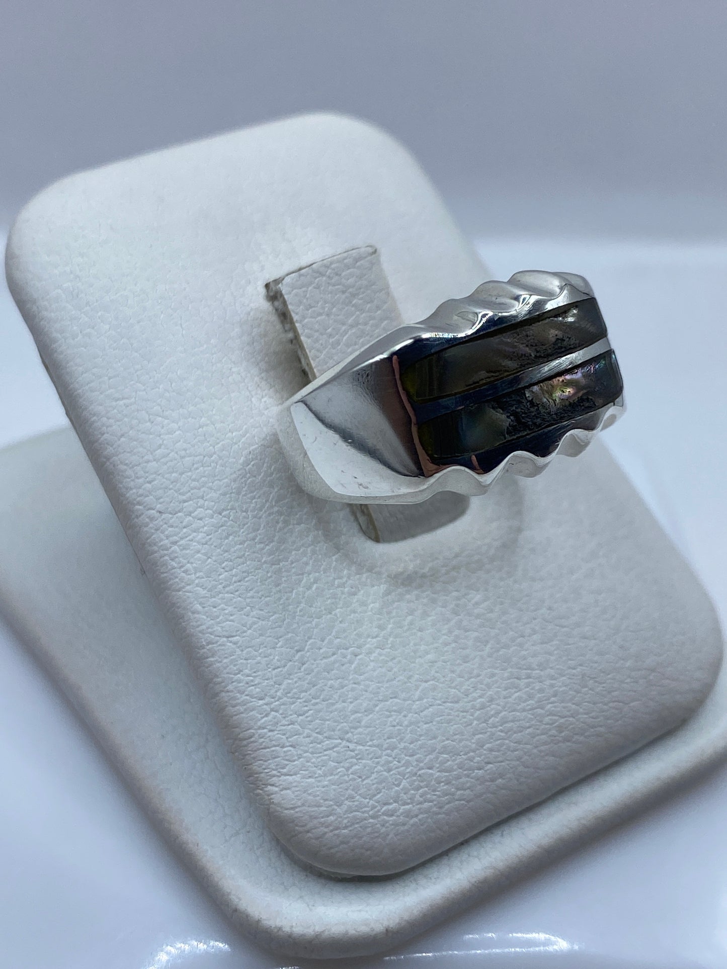 Vista frontal del anillo minimalista con piedra de alto brillo en plata .925