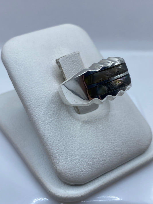 Vista frontal del anillo minimalista con piedra de alto brillo en plata .925