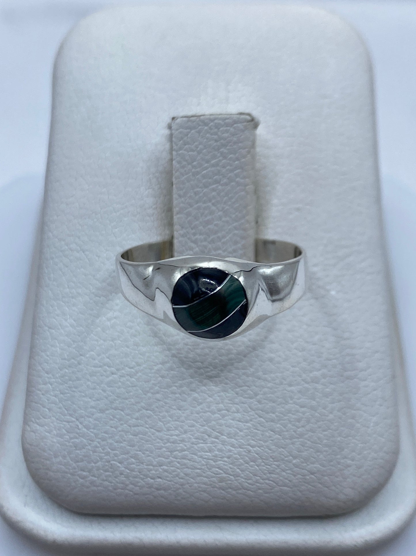 Anillo de plata con malaquita verde natural en estuche blanco de joyería