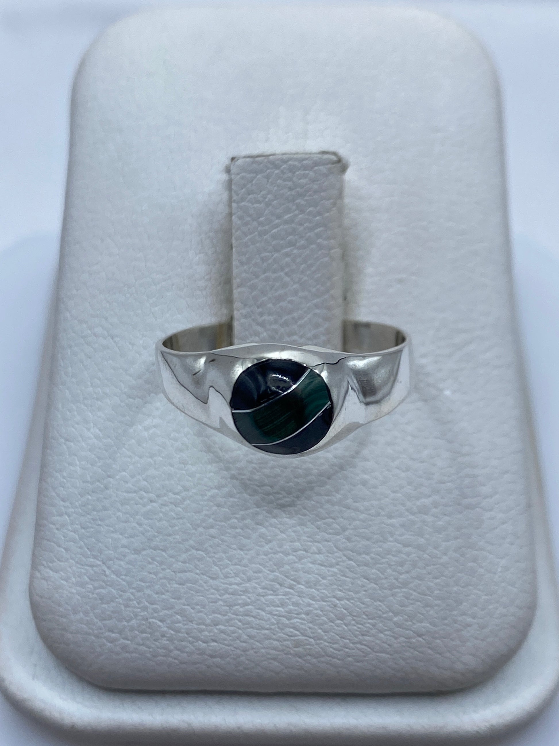 Anillo de plata con malaquita verde natural en estuche blanco de joyería