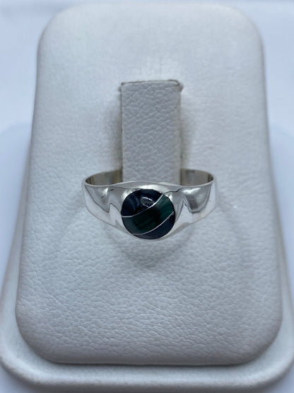 Anillo de plata con malaquita verde natural en estuche blanco de joyería