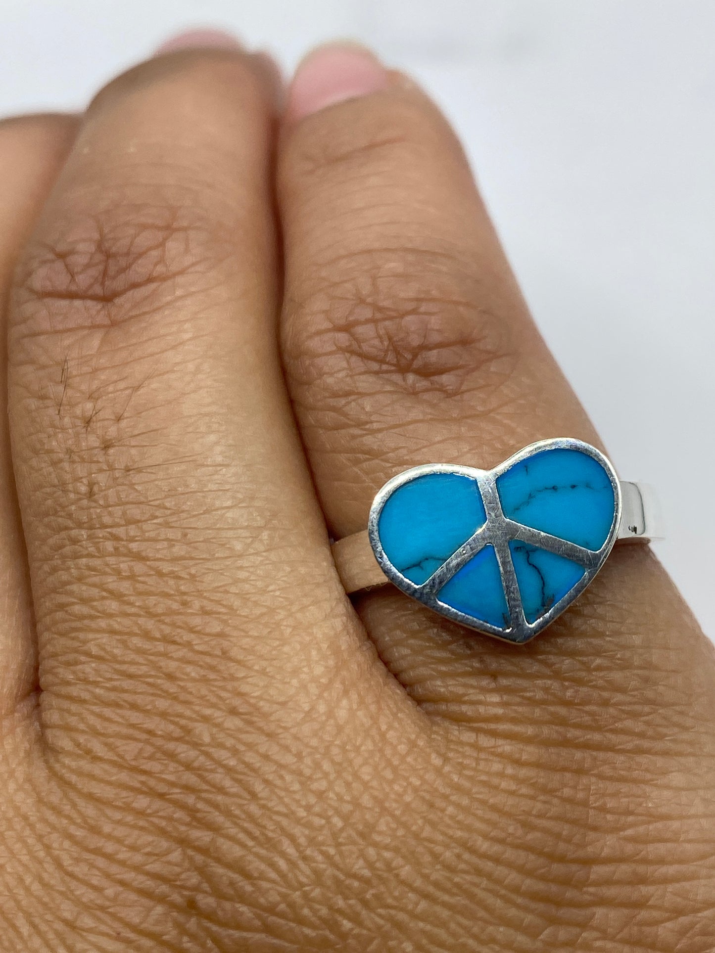 Anillo turquesa sobre fondo blanco mostrando el sello 925 MEXICO en la banda