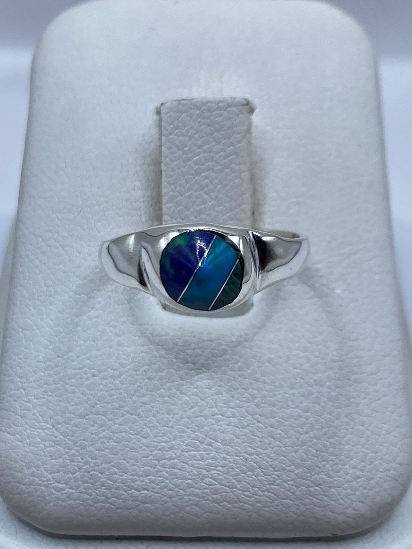 Anillo de plata con turquesa azul cielo engastada en diseño minimalista