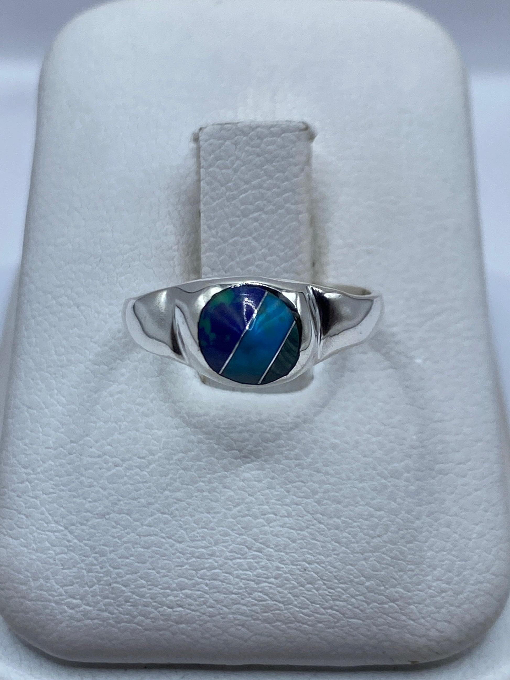 Anillo de plata con turquesa azul cielo engastada en diseño minimalista