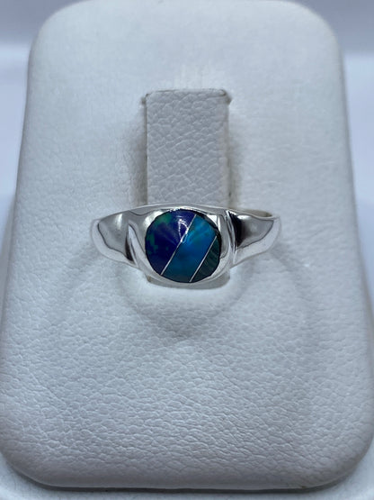 Anillo de plata con turquesa azul cielo engastada en diseño minimalista