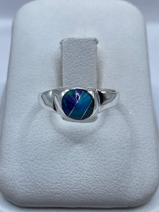 Anillo de plata con turquesa azul cielo engastada en diseño minimalista
