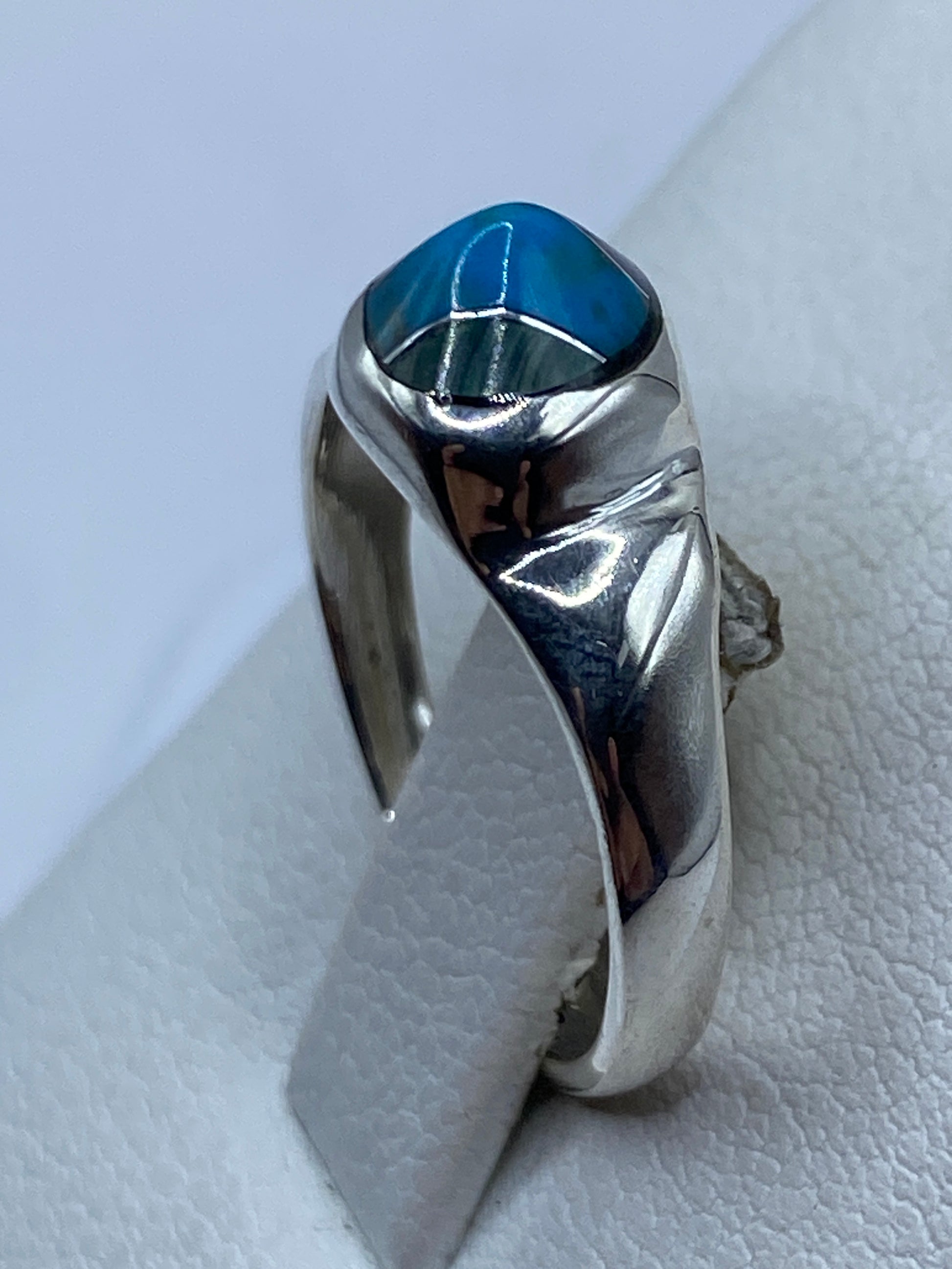 Detalle lateral del anillo de turquesa en plata de Taxco