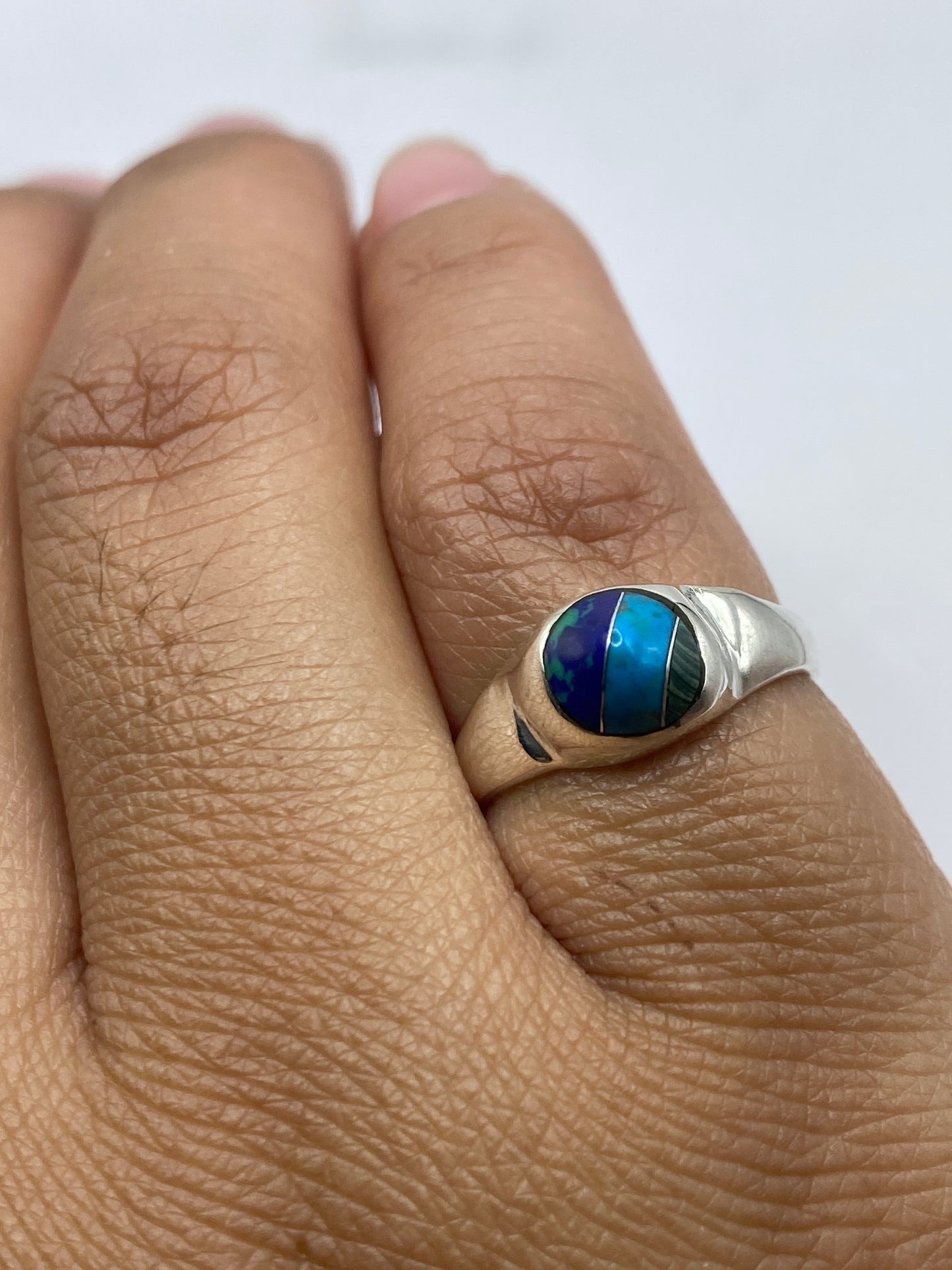 Anillo turquesa sobre fondo blanco mostrando el sello .925