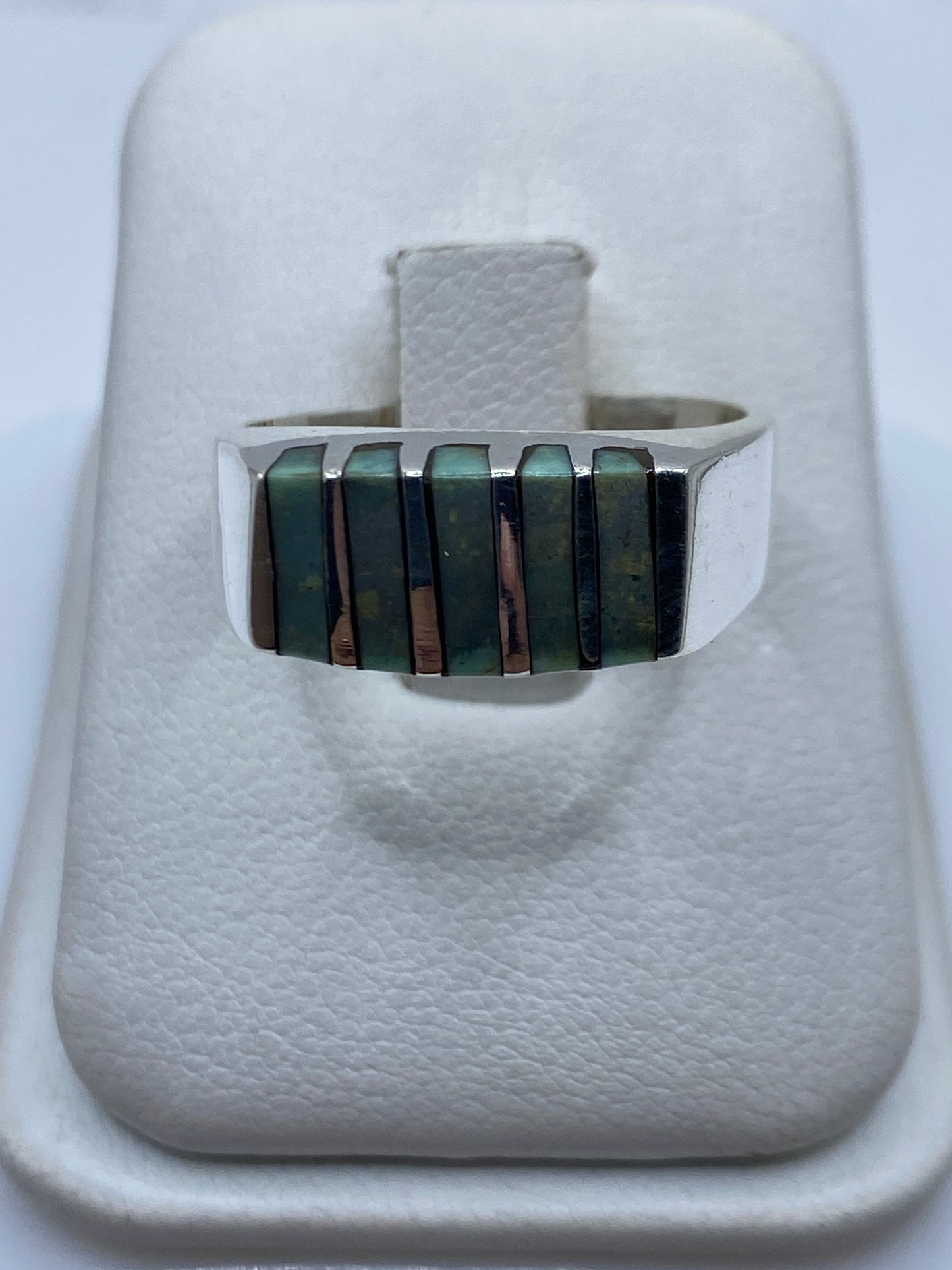 Anillo de plata .925 con diseño escalonado en estuche blanco, vista frontal