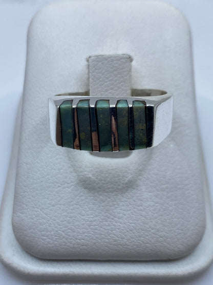 Anillo de plata .925 con diseño escalonado en estuche blanco, vista frontal