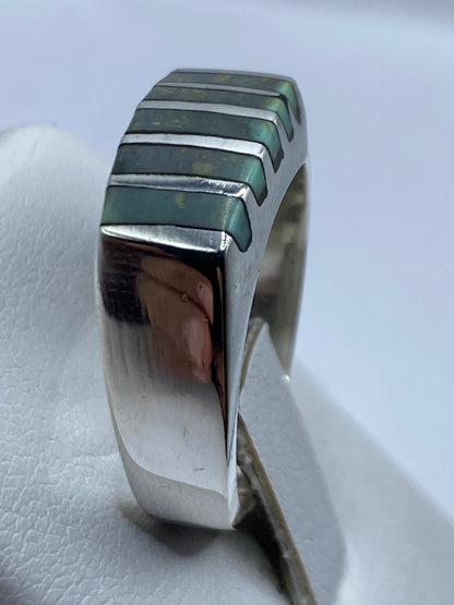 Detalle lateral del anillo con cortes escalonados y pulido en contraste