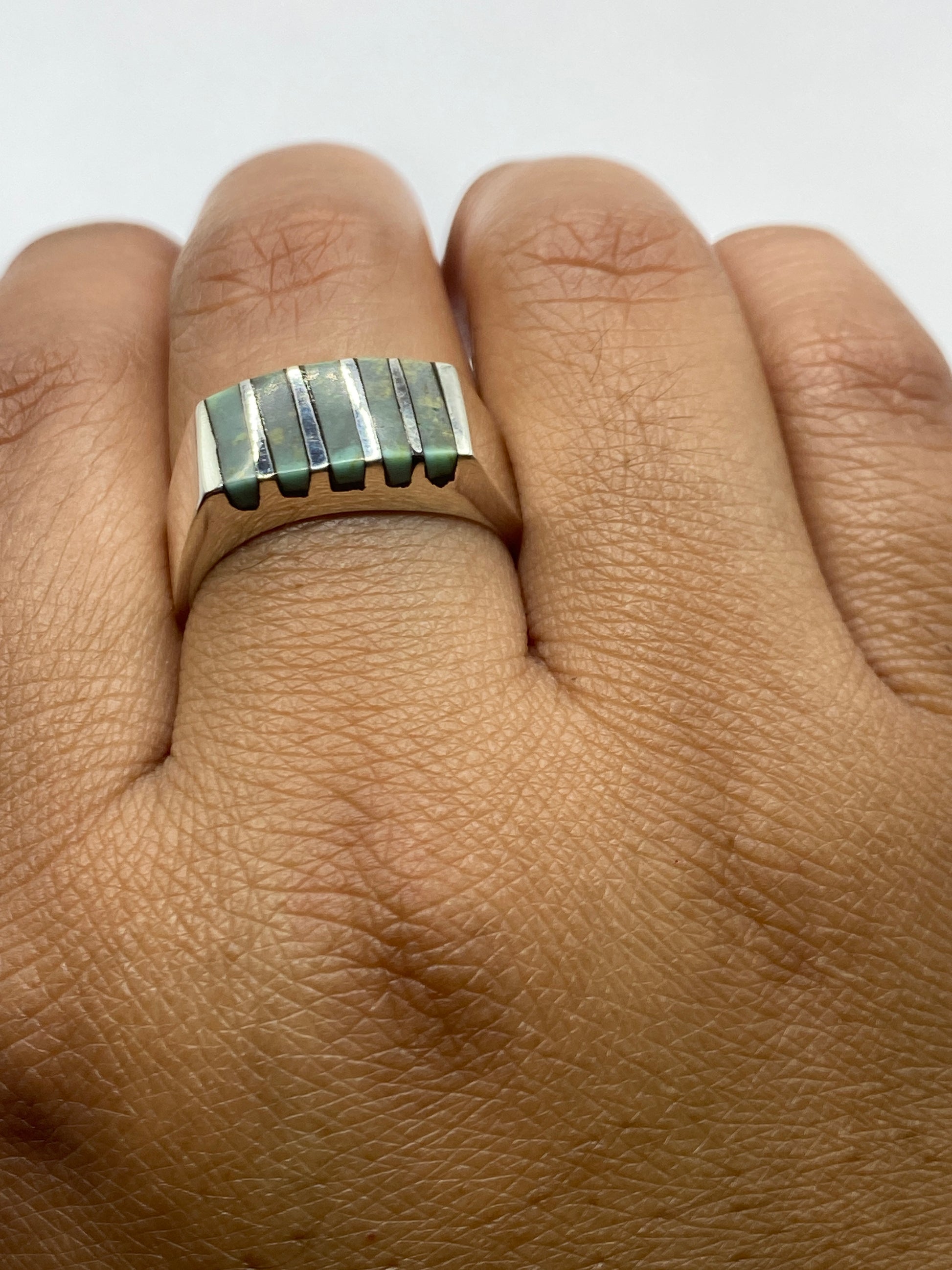 Anillo sobre báscula mostrando 10 gramos de plata auténtica .925 MEXICO