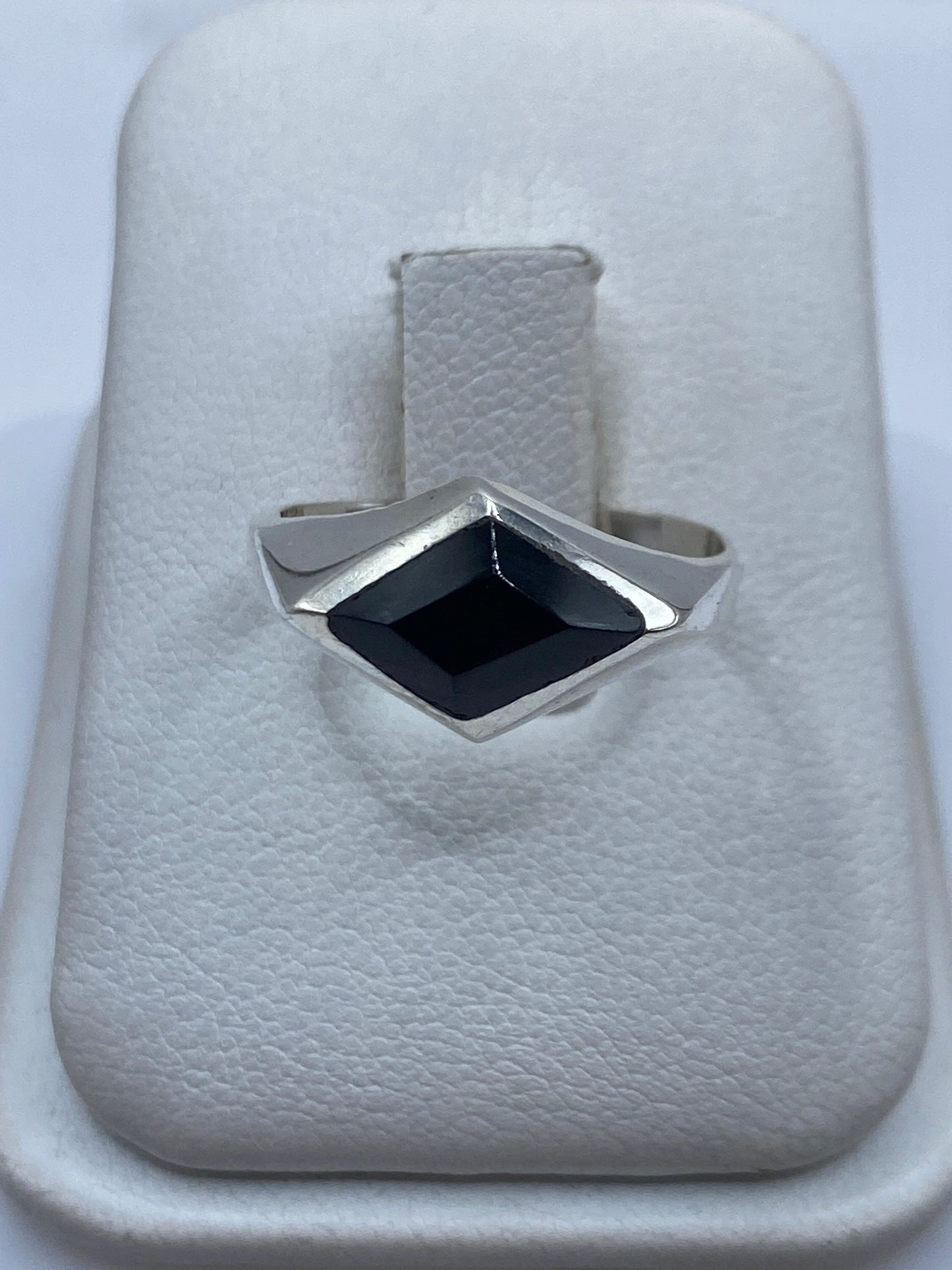 Anillo de plata .925 con ónix negro engastado en forma solitaria, vista superior en estuche blanco