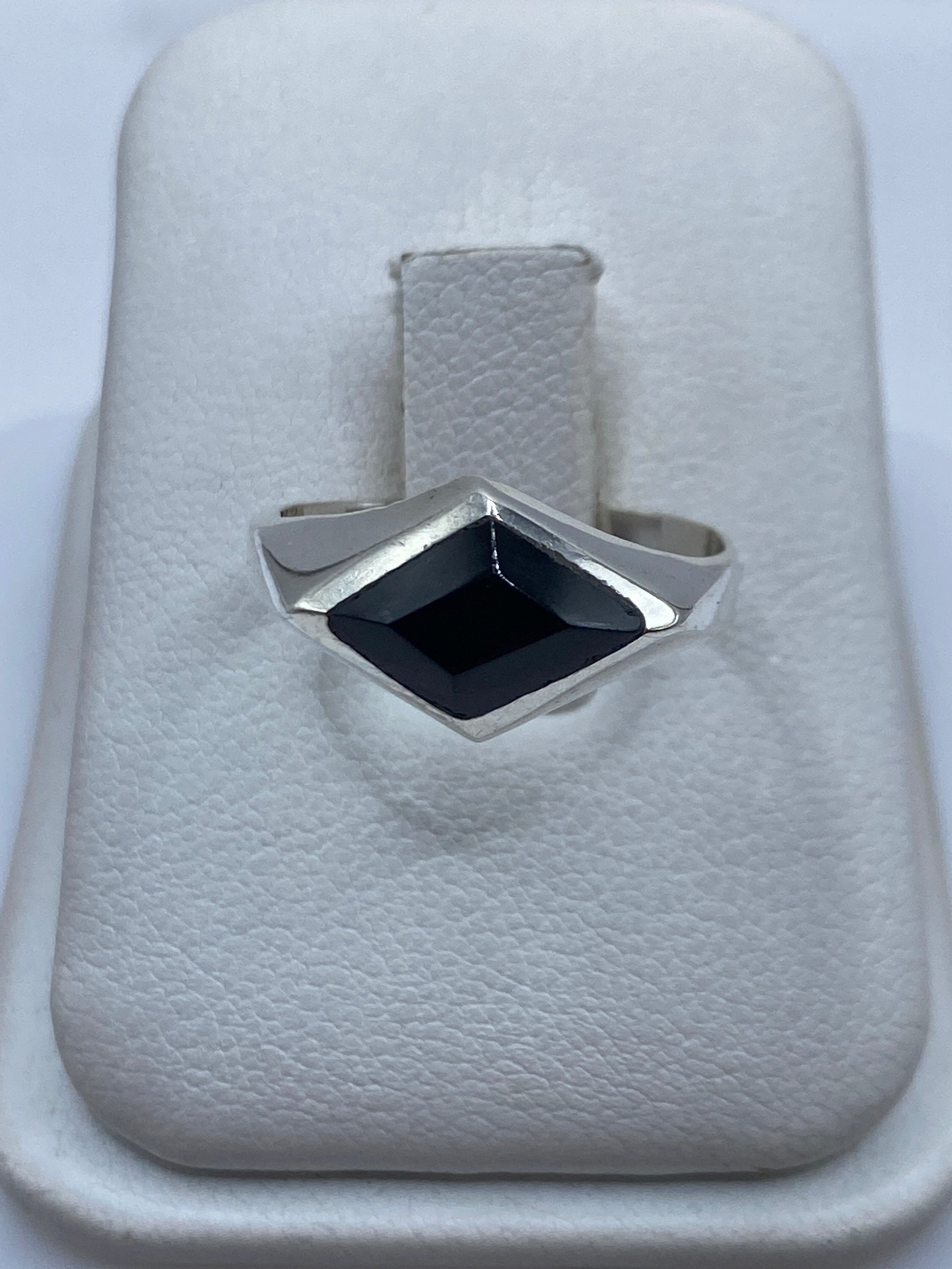 Anillo de plata .925 con ónix negro engastado en forma solitaria, vista superior en estuche blanco