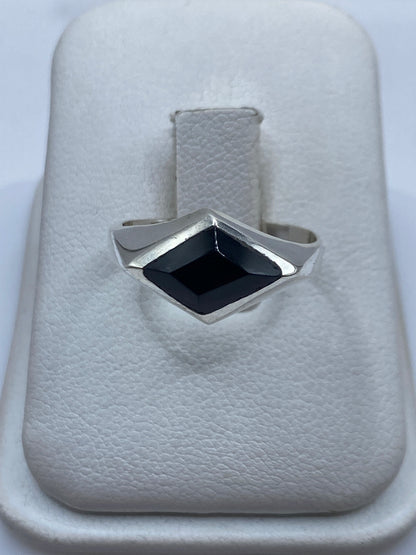 Anillo de plata .925 con ónix negro engastado en forma solitaria, vista superior en estuche blanco