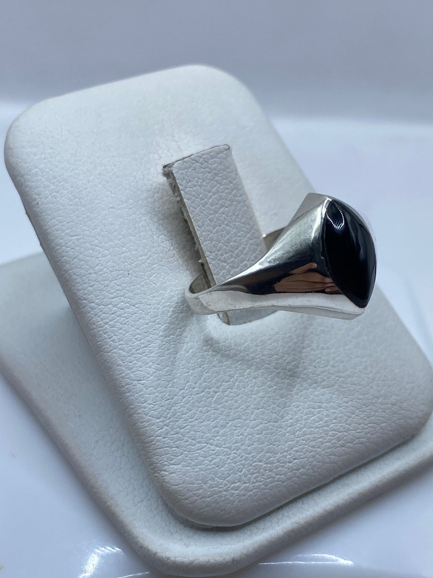 Vista lateral del anillo minimalista en plata .925 con ónix negro