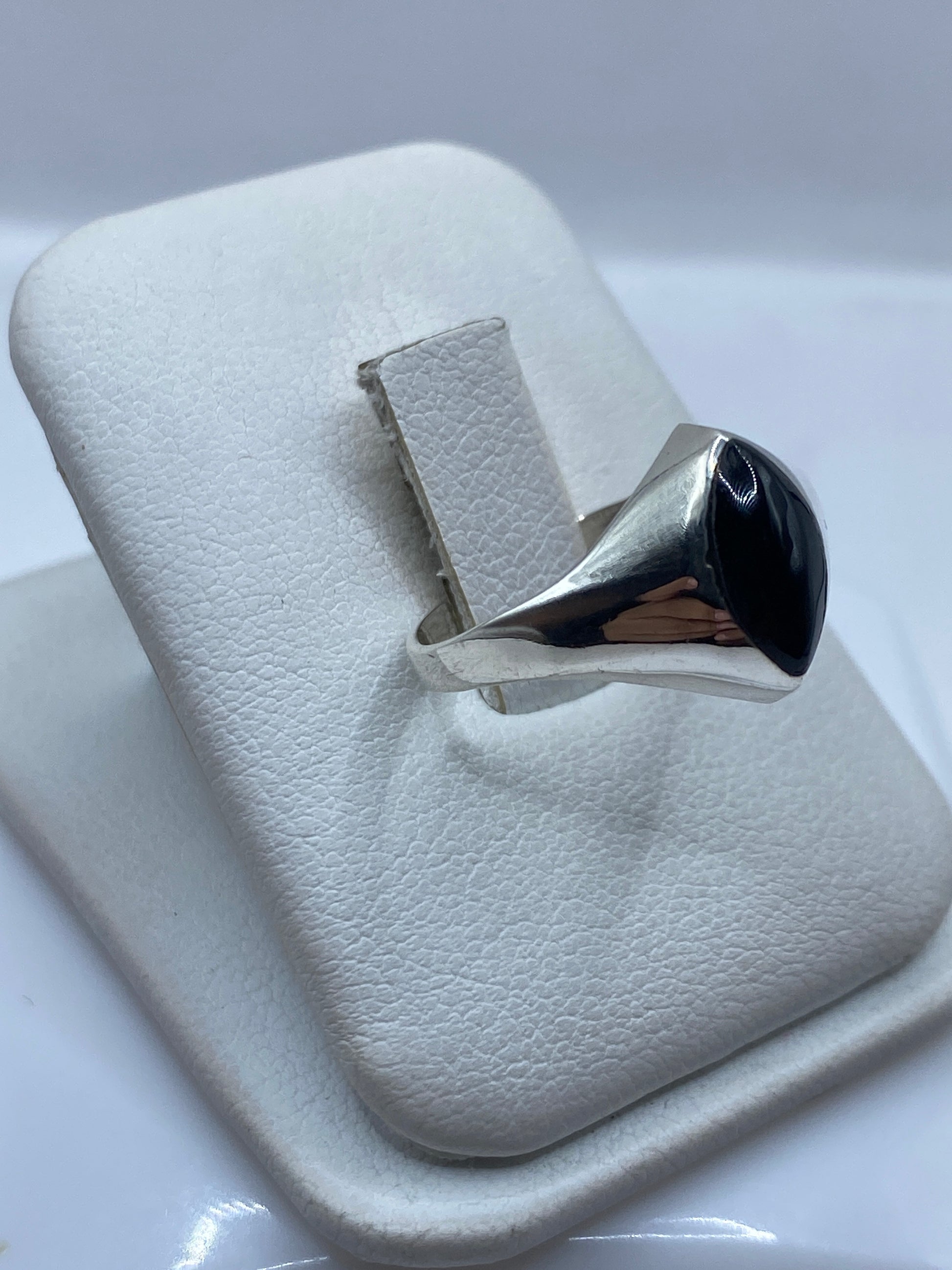 Vista lateral del anillo minimalista en plata .925 con ónix negro