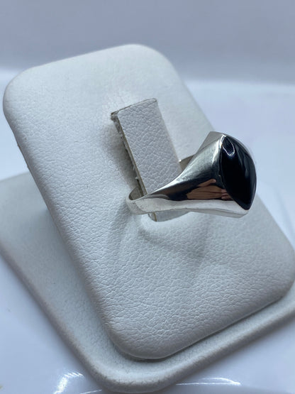 Vista lateral del anillo minimalista en plata .925 con ónix negro