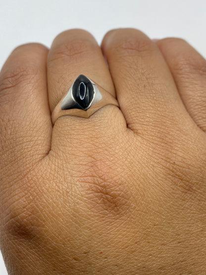 Anillo completo sobre fondo gris mostrando el sello 925 y el peso de 4 gramos