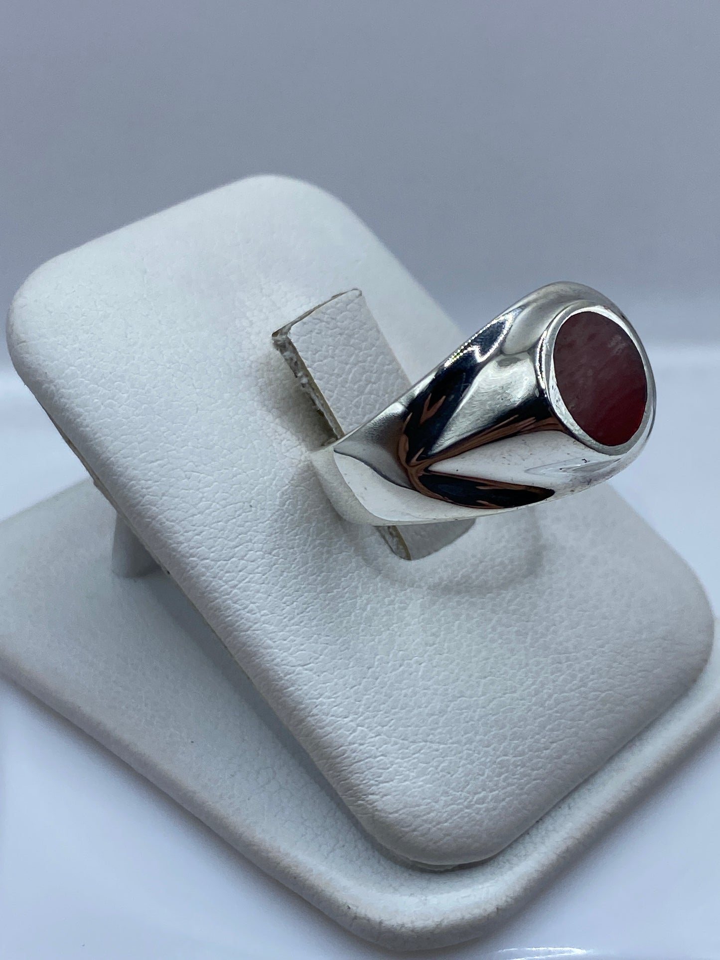 Detalle lateral del anillo de coral rojo en engaste de plata .925