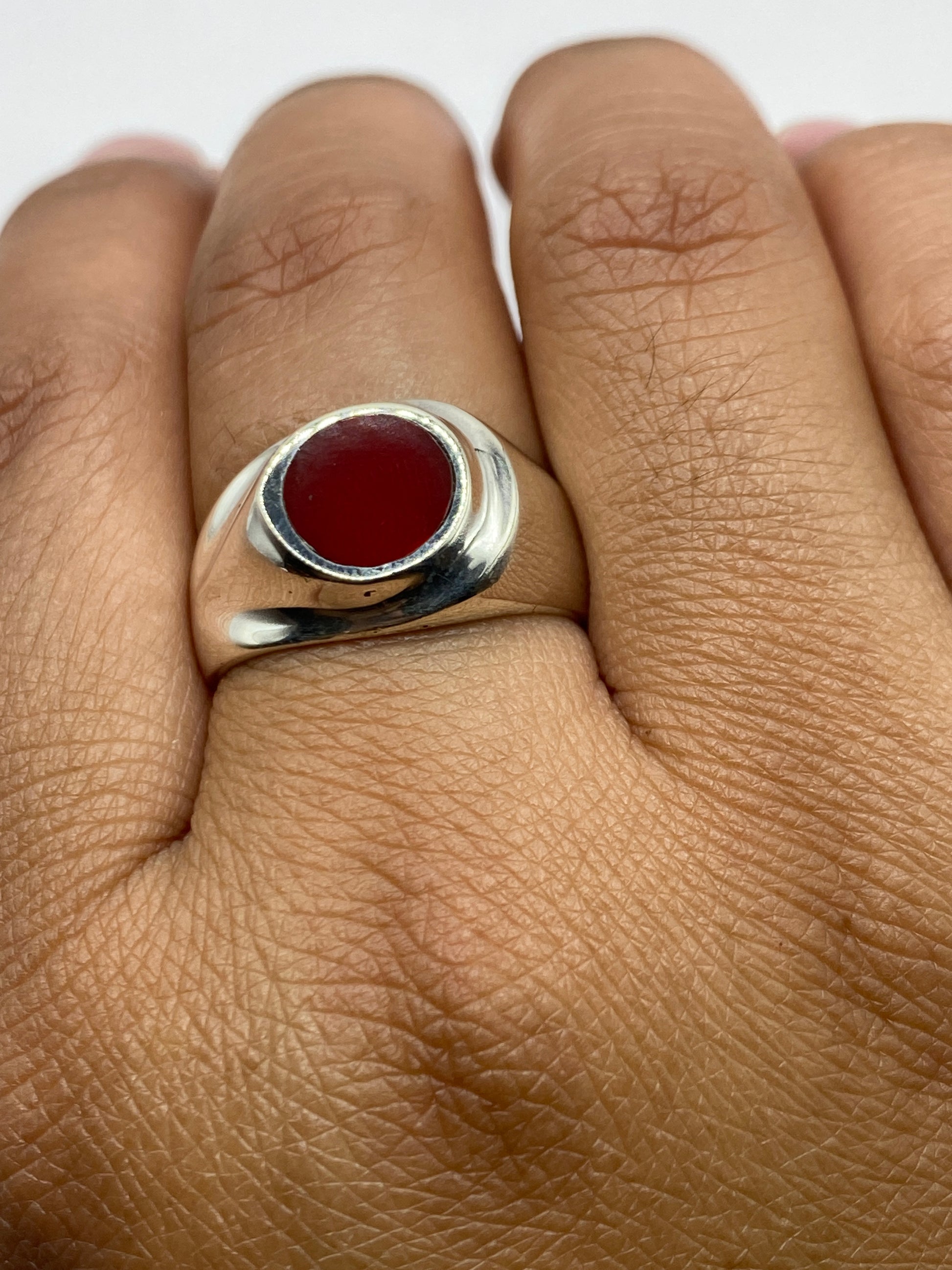 Anillo de coral rojo con banda ancha de plata, vista desde arriba