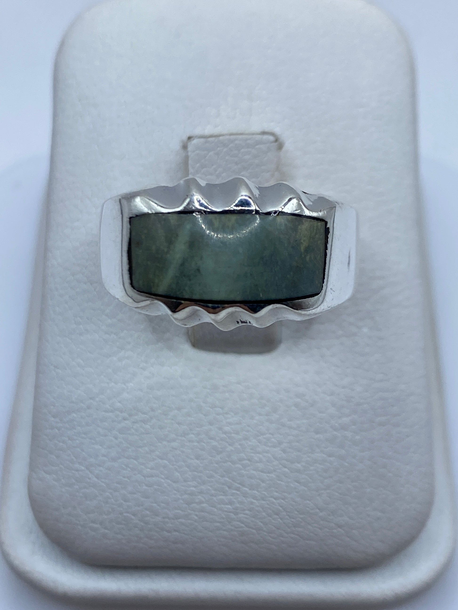 Anillo solitario de plata .925 con piedra engastada, vista frontal en estuche