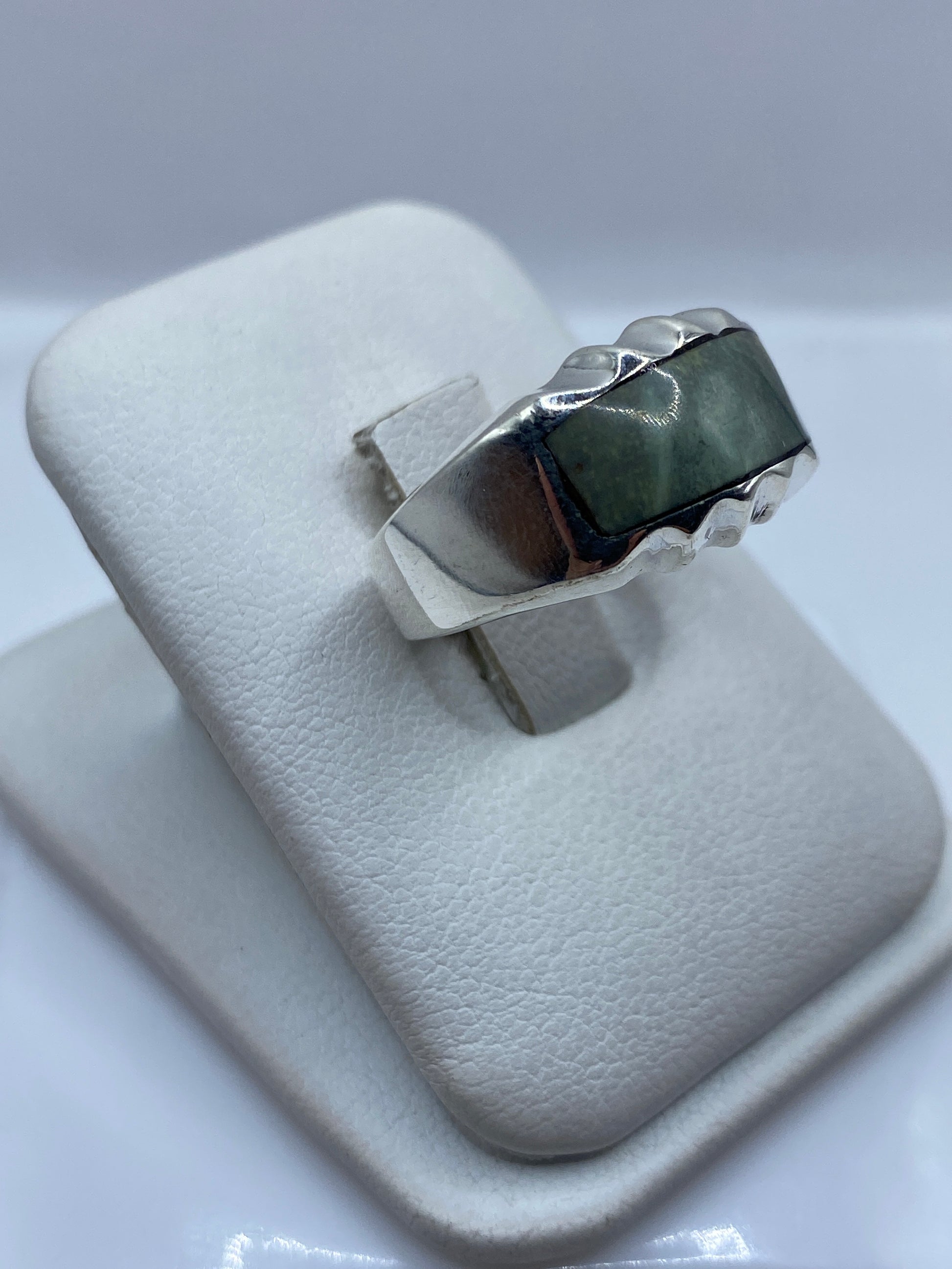 Anillo minimalista plata en la mano mostrando el diseño unisex